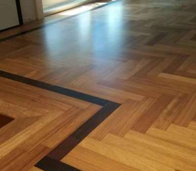 Posa legno spinato con fascia bindello colore a contrasto